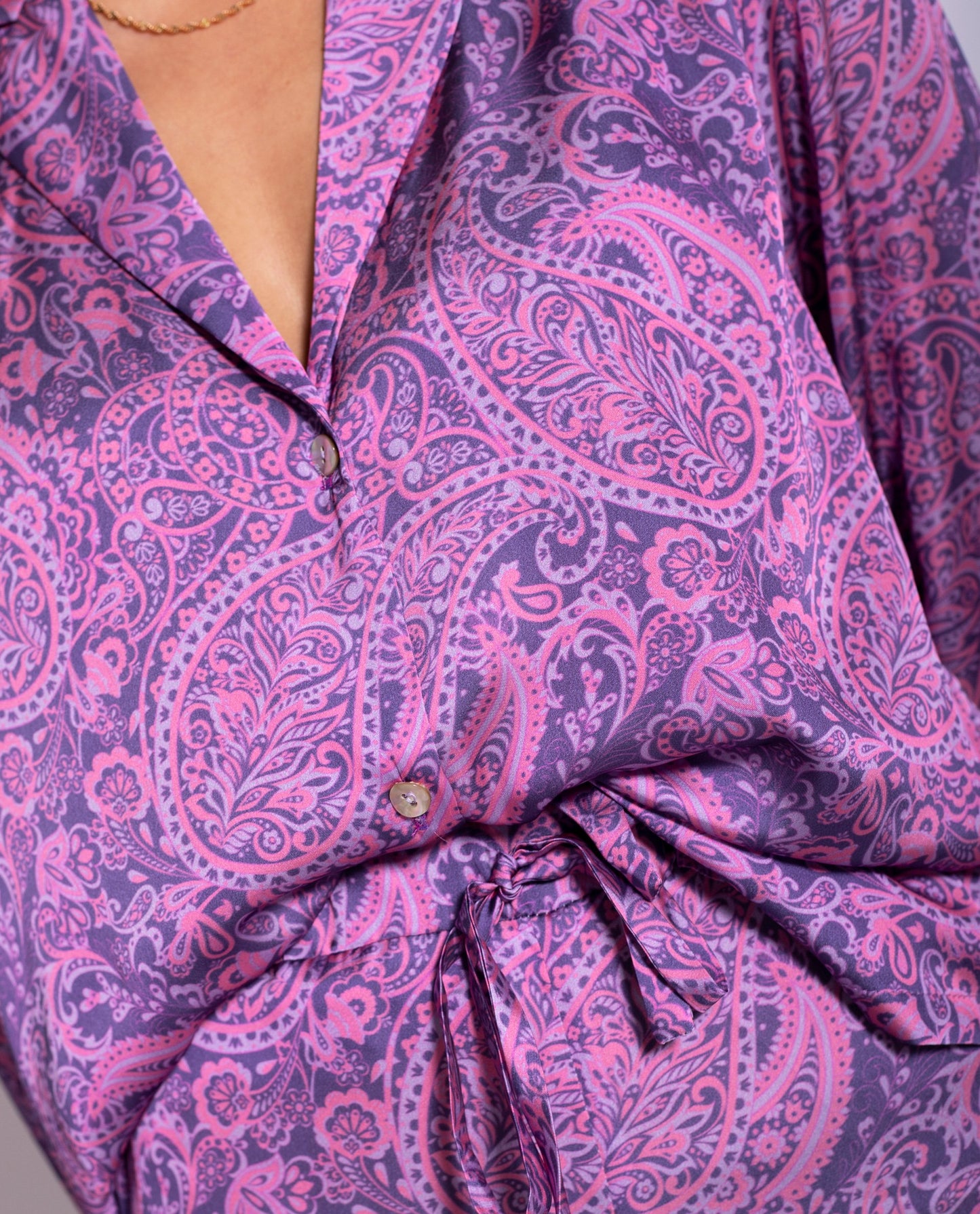PIJAMA DREAM & TRAVEL | Pijama camisa y pantalón largo estampado paisley mujer | THE-ARE