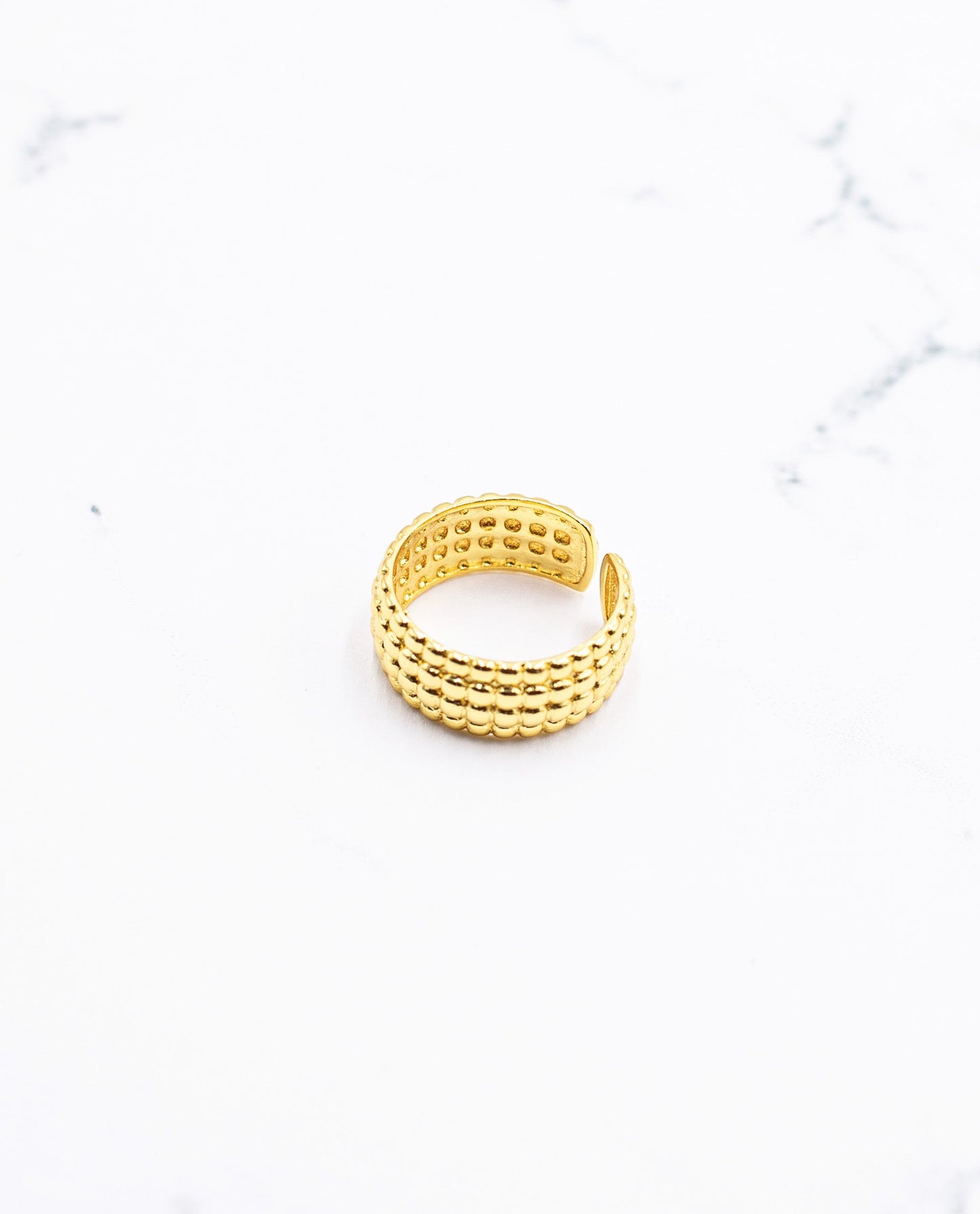 Anillo ancho con textura plata 925 bañada en oro | Joyitas THE-ARE