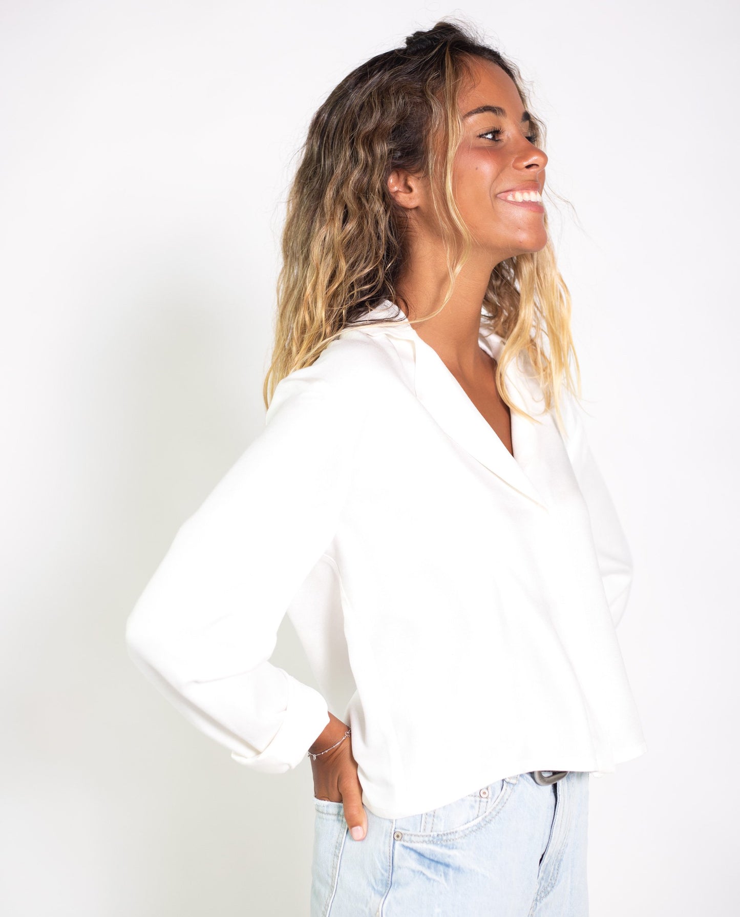 BLUSA NEW MOON | Camisa blanca de mujer tejido ligero con botones | Blusas THE-ARE