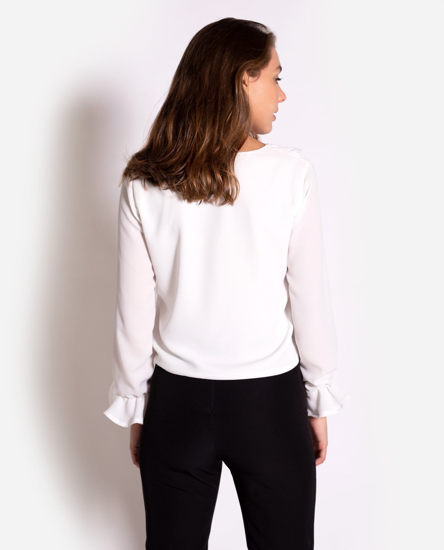 BLUSA WONDERWALL | Blusa blanca de mujer con volantes | Camisas y blusas THE-ARE