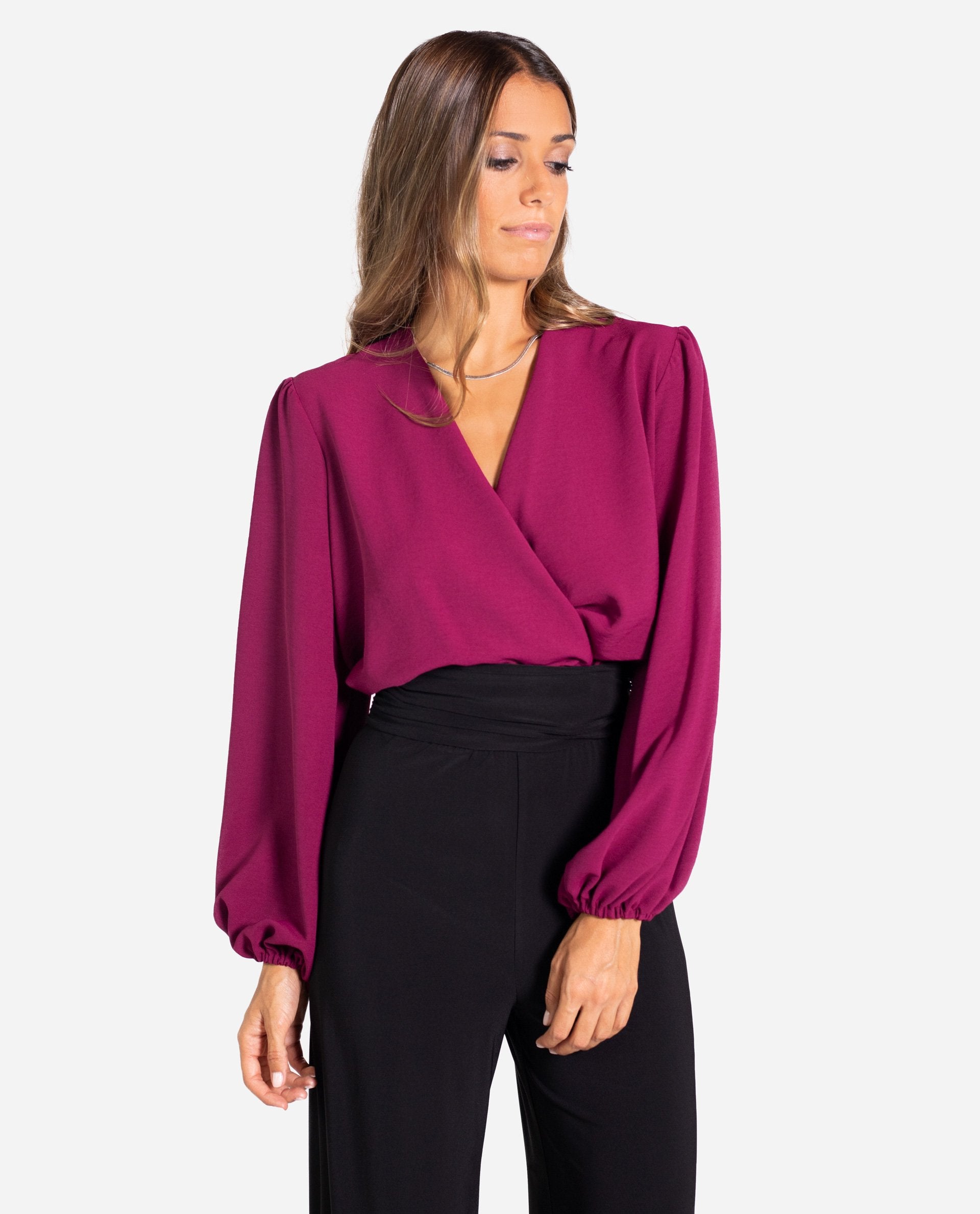 BLUSA ISOLINA | Blusa elegante burdeos cruzada con mangas abullonadas | THE-ARE