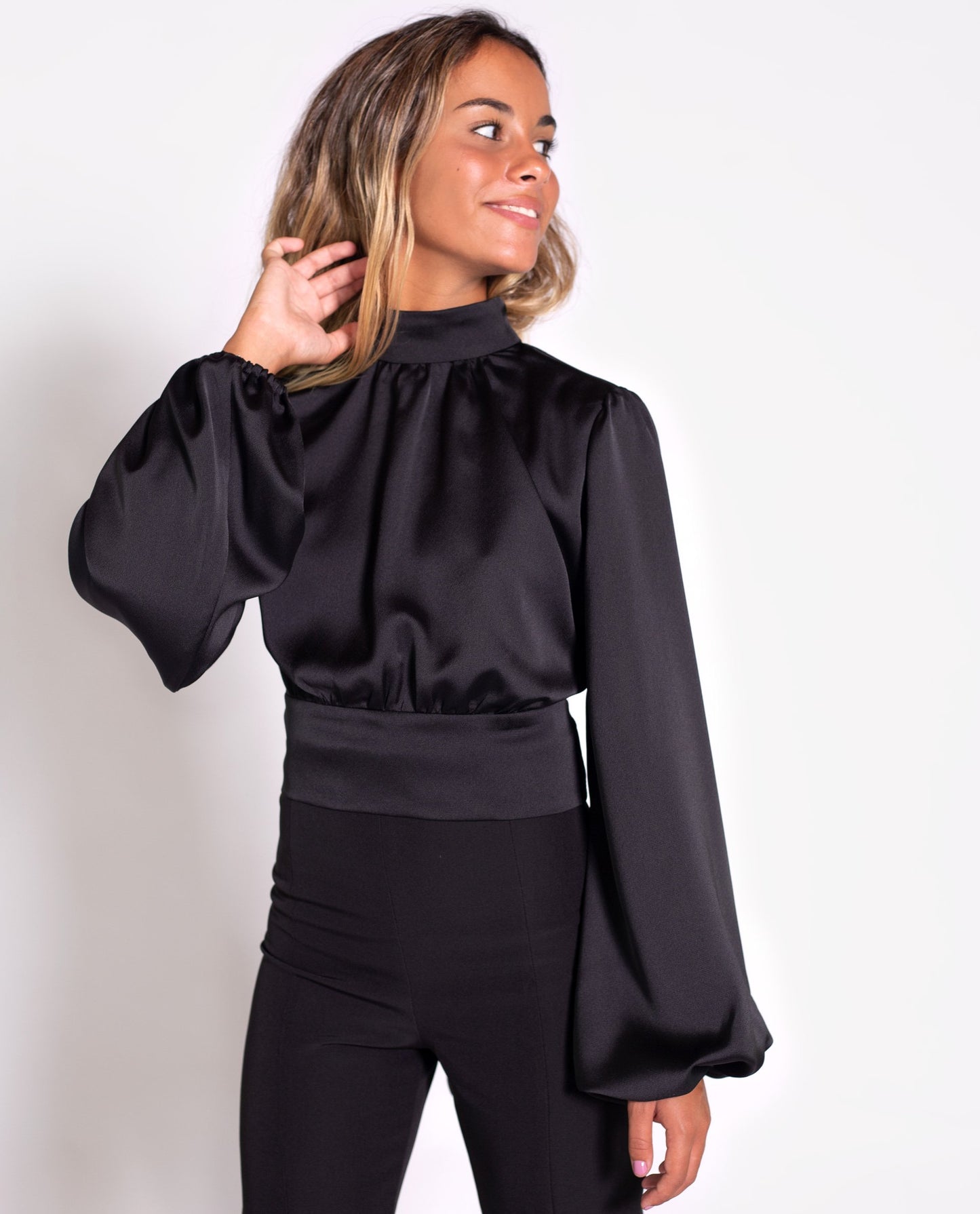 BLUSA ENDLESS SPACE | Blusa manga larga cuello alto y espalda descubierta | THE-ARE