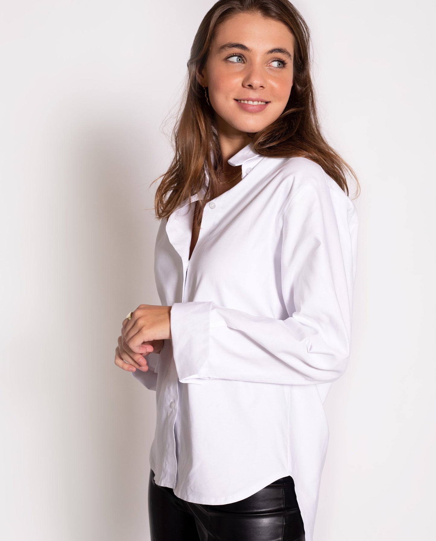 CAMISA UNBELIEVABLE | Camisa blanca de mujer más larga detrás | THE-ARE