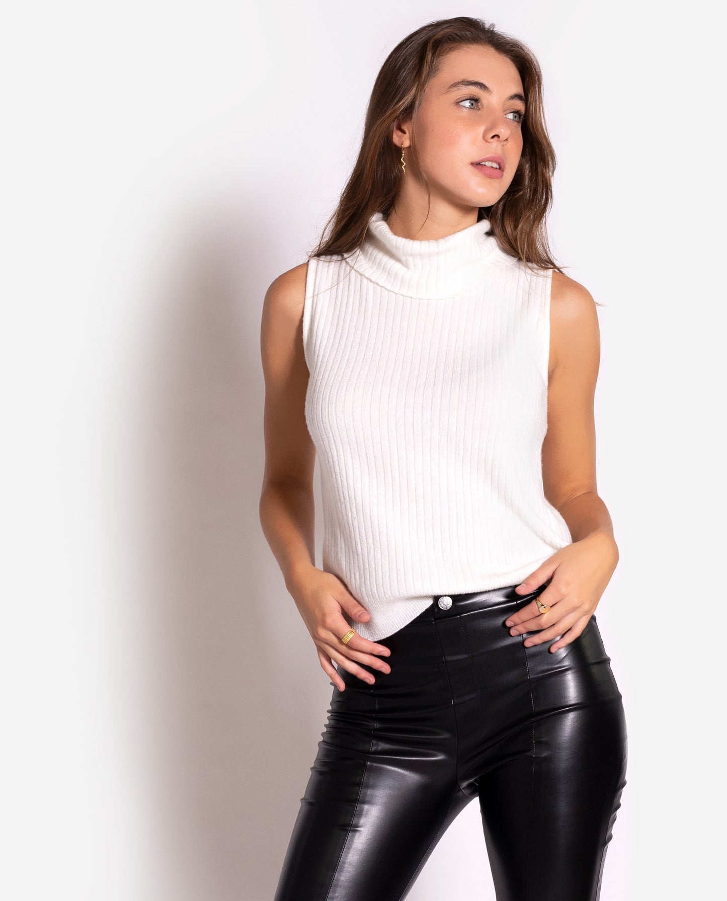 CHALECO ANYWAY | Chaleco fino cuello alto de mujer | Chalecos y jerseys THE-ARE