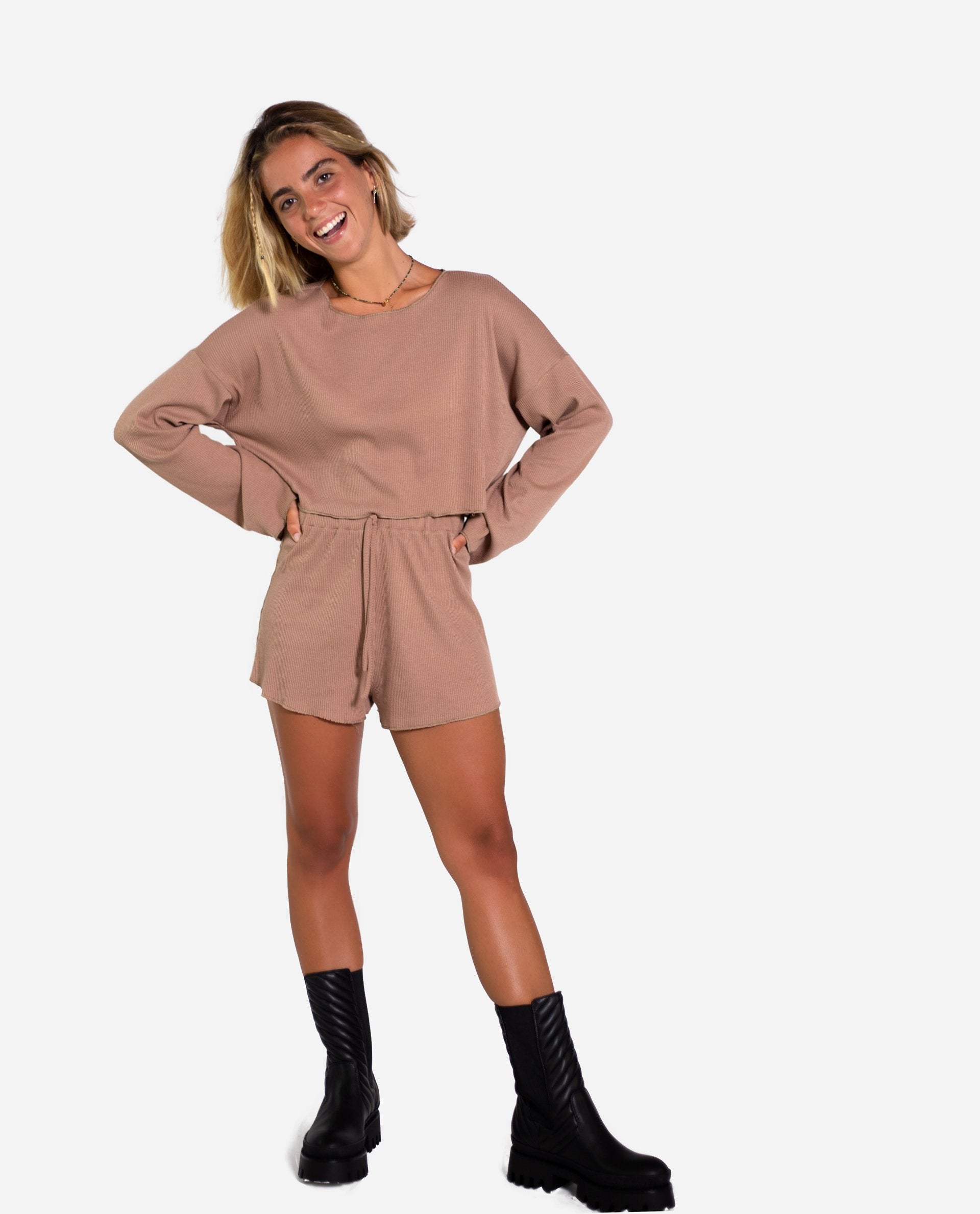 SHORT WITTY | Short canalé camel oversize | Conjunto comfy THE-ARE