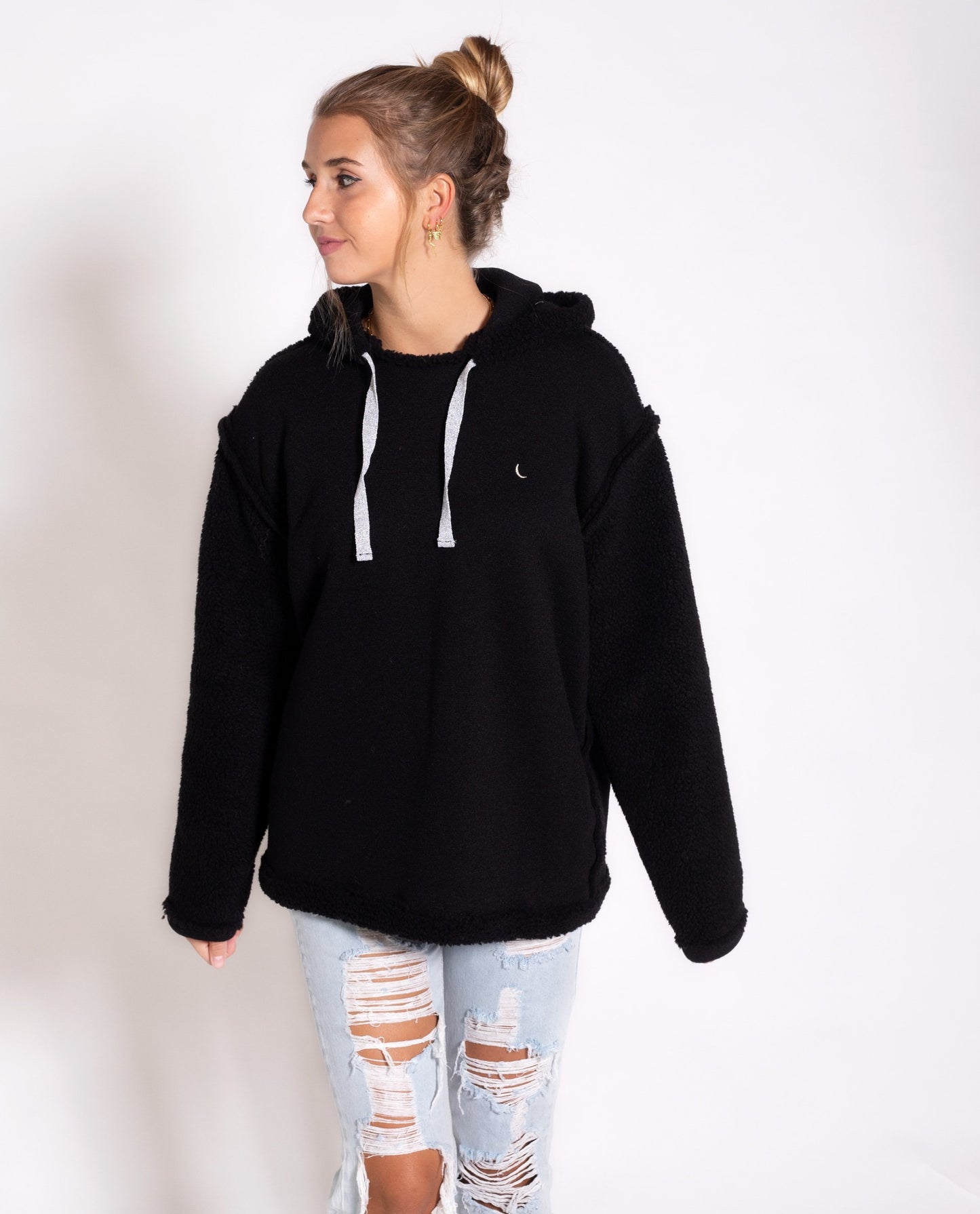 SUDADERA BIG HUGS | Sudadera de forro polar negra con detalles plata | Sudaderas THE-ARE