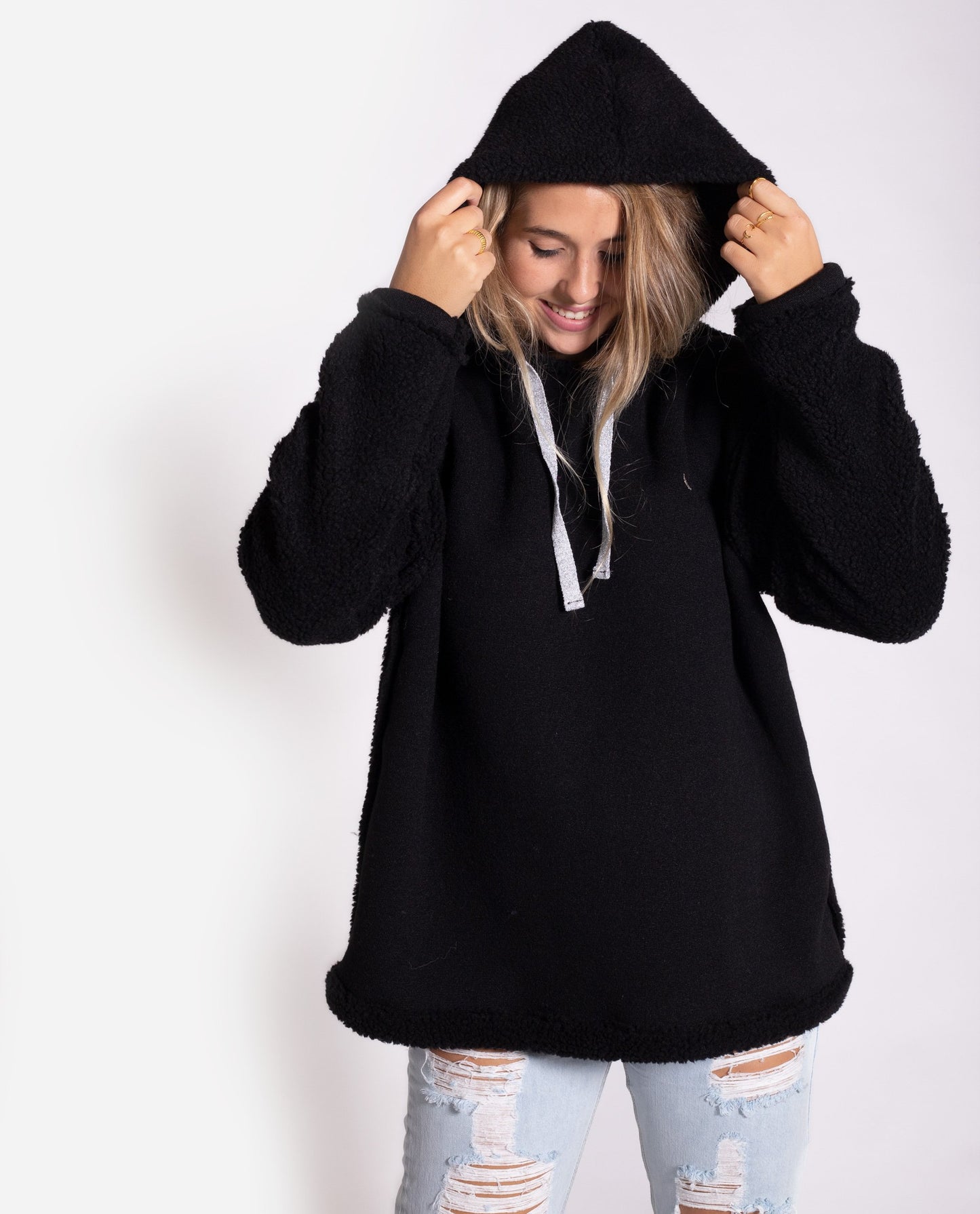 SUDADERA BIG HUGS | Sudadera de forro polar negra con detalles plata | Sudaderas THE-ARE