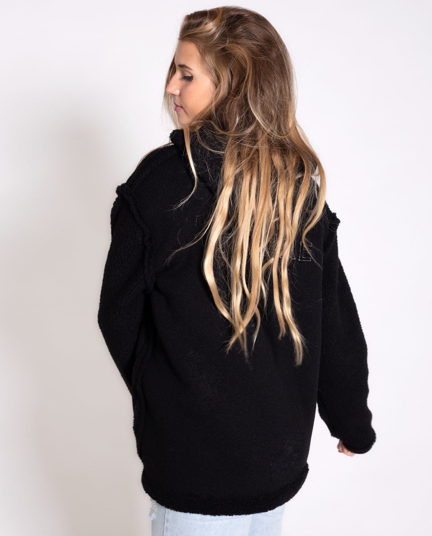 SUDADERA BIG HUGS | Sudadera de forro polar negra con detalles plata | Sudaderas THE-ARE