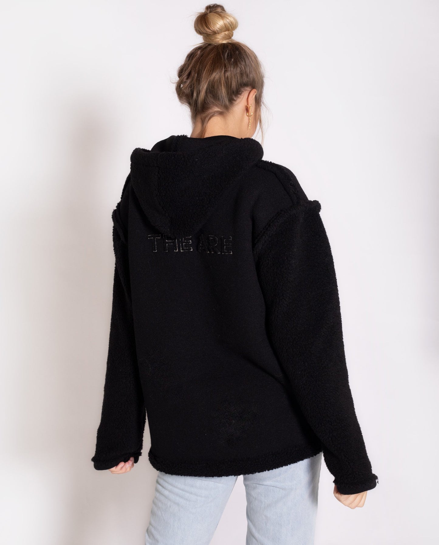 SUDADERA BIG HUGS | Sudadera de forro polar negra con detalles plata | Sudaderas THE-ARE