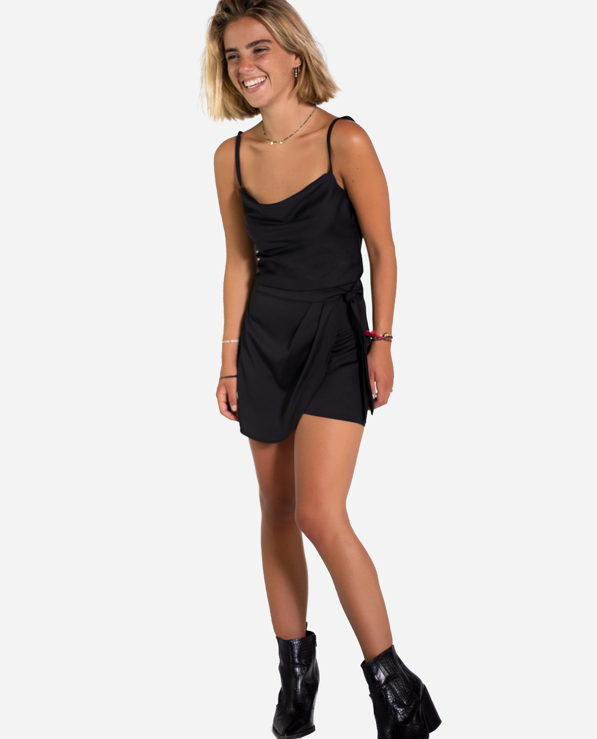 TOP DATELESS | Top negro tirantes escote drapeado | Tops de fiesta THE-ARE