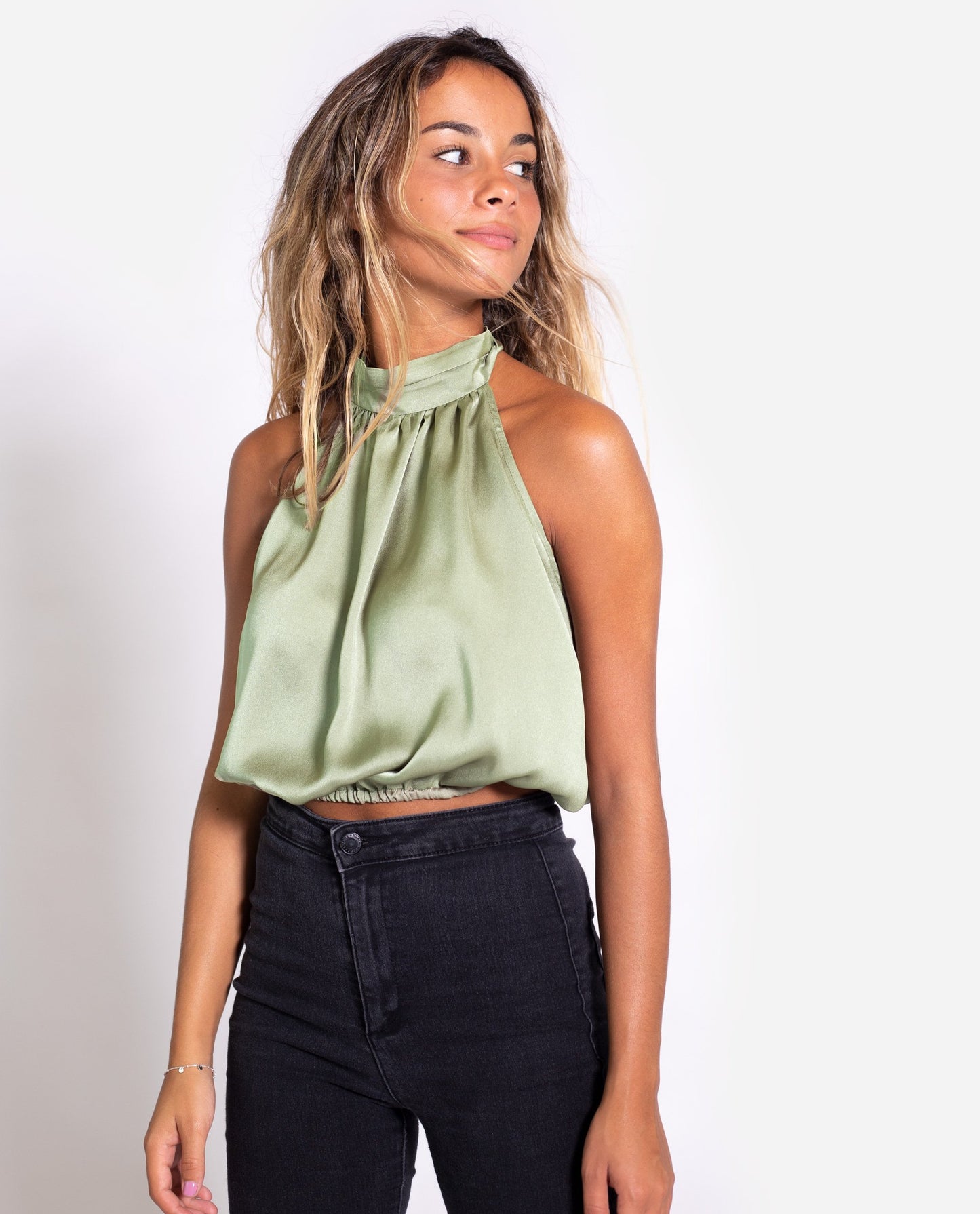 TOP SILK | Blusa verde sin mangas elegante escote halter | Tops de fiesta THE-ARE