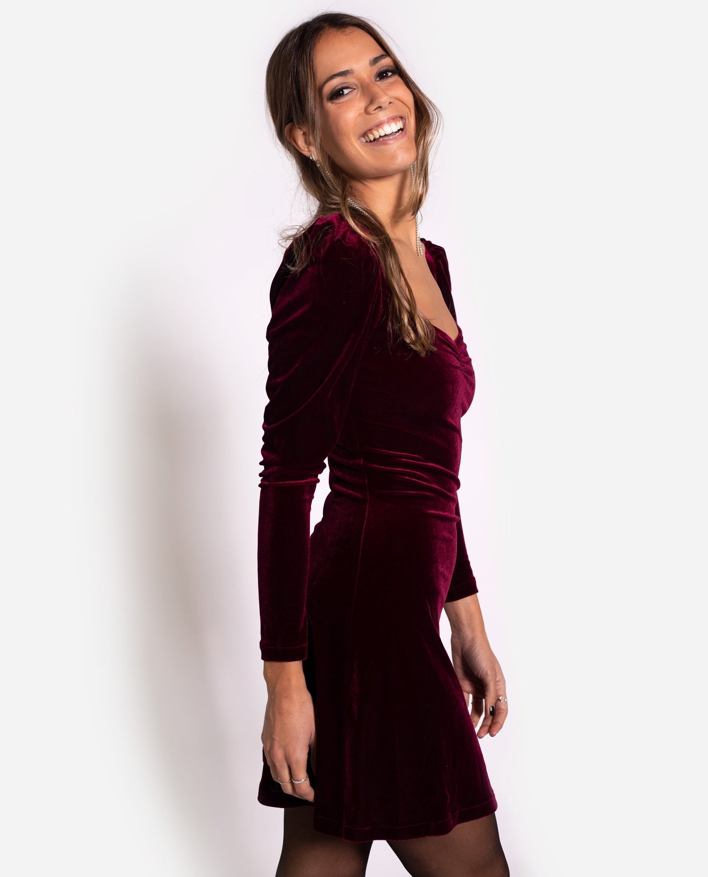 Vestido corto escote corazón en terciopelo burdeos de manga larga abullonada mujer THE-ARE