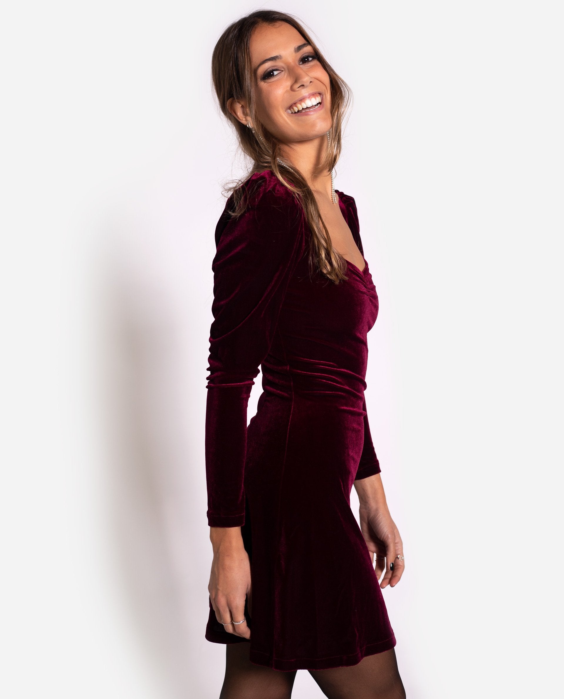 Vestido corto escote corazón en terciopelo burdeos de manga larga abullonada mujer THE-ARE