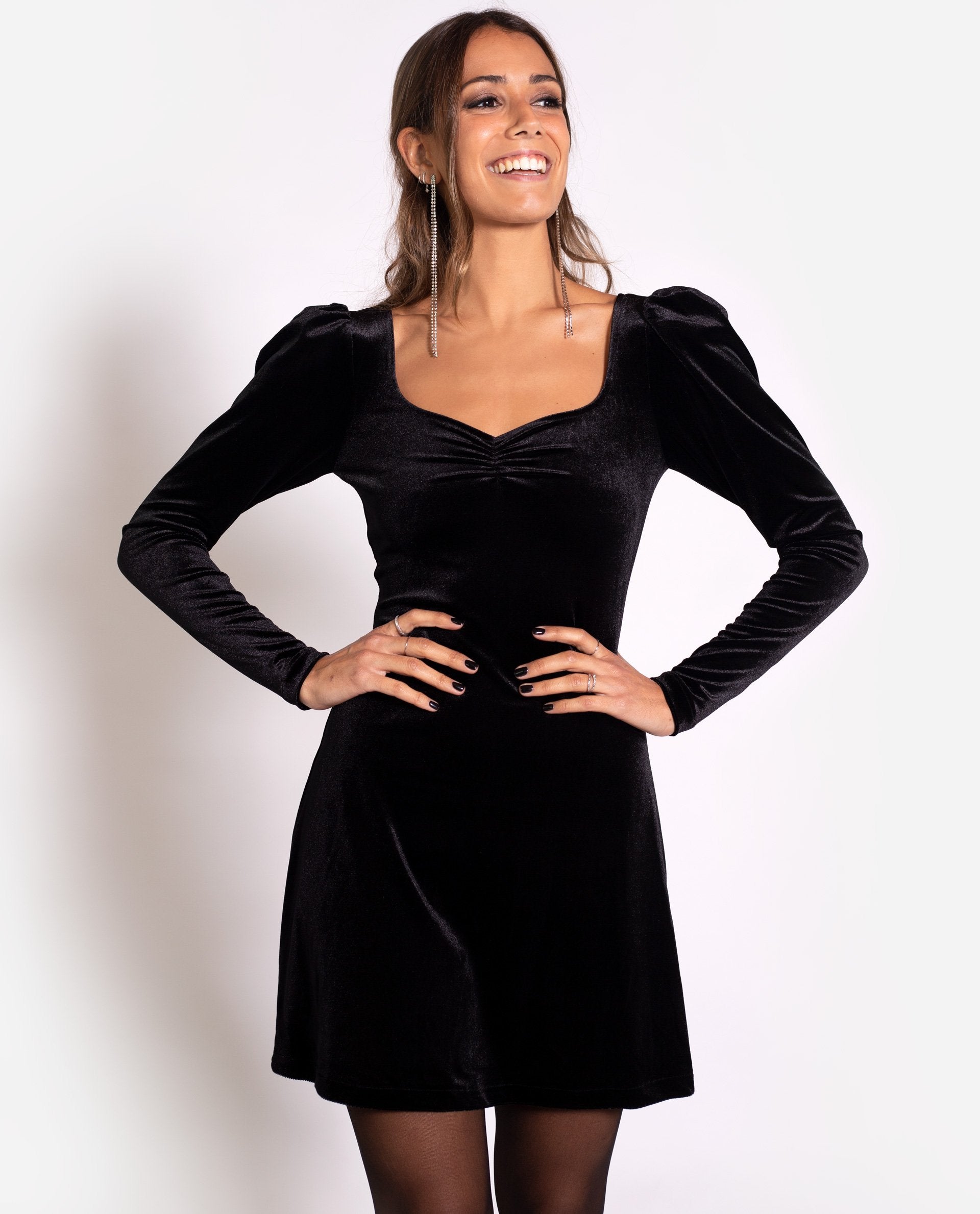 VESTIDO BAMBINA | Vestido corto terciopelo negro manga larga escote corazón | THE-ARE